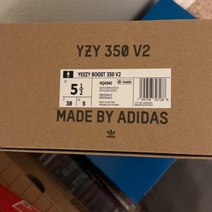 Yeezy show box(box only)